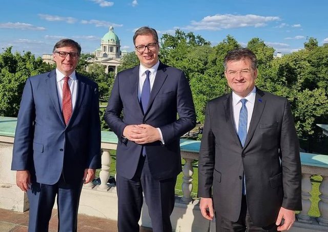 Pas takimit me të dërguarit e SHBA e BE, Vuçiç “zbut tonet”: Gati për dialog me Kosovën! Optimist për zgjidhje