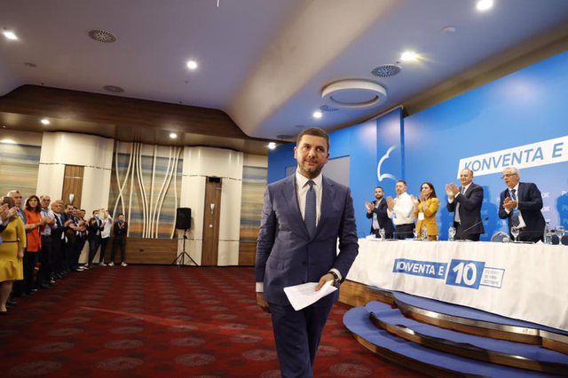Nga muzika në ‘majat’ e politikës/ “Ushtari i rrugës” zgjidhet kryetar i PDK-së, kush është pasuesi i Thaçit dhe Veselit Nga muzika në ‘majat’ e politikës/ “Ushtari i rrugës” zgjidhet kryetar i PDK-së, kush është pasuesi i Thaçit dhe Veselit