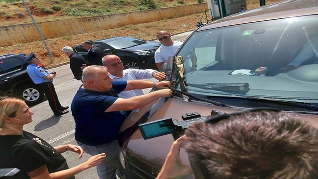 Mes dhimbjesh e lotësh! Familjarët presin trupat e pajetë nga aksidenti në Kroaci Mes dhimbjesh e lotësh! Familjarët presin trupat e pajetë nga aksidenti në Kroaci