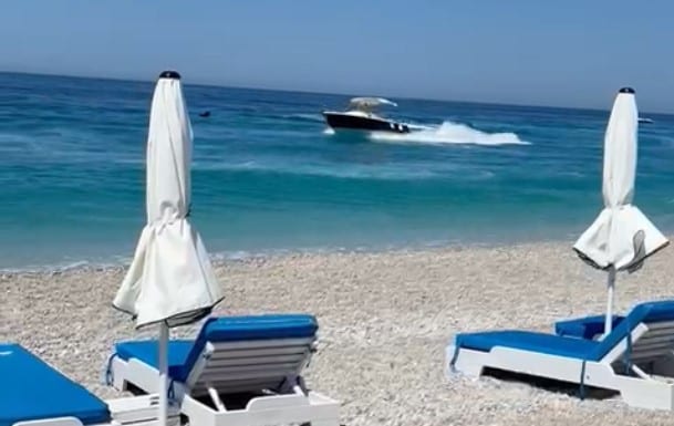 Terrorizohen plazhistët nga skafet në Drimadhe para resortit luksoz, policia s’guxon as t’i gjobisë (VIDEO) Terrorizohen plazhistët nga skafet në Drimadhe para resortit luksoz, policia s’guxon as t’i gjobisë (VIDEO)