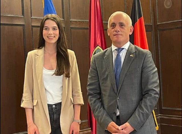 “Dua të jem shqiptarja e parë në Bundestag”/ Kush është studentja 21-vjeçare që po garon për deputete në Gjermani: Një Berisha Socialdemokrate “Dua të jem shqiptarja e parë në Bundestag”/ Kush është studentja 21-vjeçare që po garon për deputete në Gjermani: Një Berisha Socialdemokrate