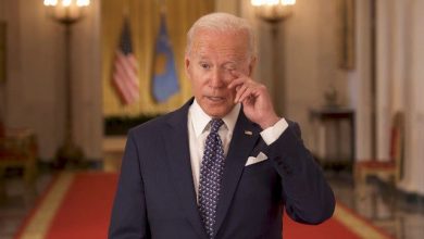 VIDEO/ Me flamurin e Kosovës pas shpine dhe i përlotur, Biden falenderon Vjosa Osmanin për medaljen që do japë për djalin e tij të ndjerë VIDEO/ Me flamurin e Kosovës pas shpine dhe i përlotur, Biden falenderon Vjosa Osmanin për medaljen që do japë për djalin e tij të ndjerë