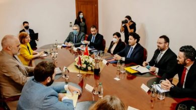 Podgorica me sytë nga gjyqi në Hagë, fton Shqipërinë në bisedime për kufirin detar