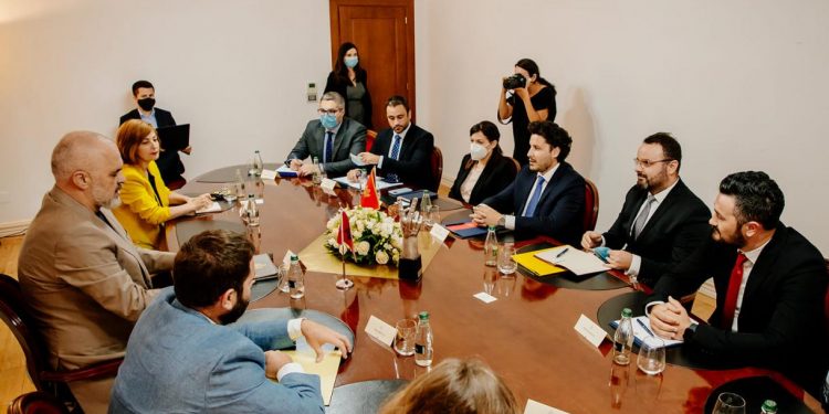 Podgorica me sytë nga gjyqi në Hagë, fton Shqipërinë në bisedime për kufirin detar Podgorica me sytë nga gjyqi në Hagë, fton Shqipërinë në bisedime për kufirin detar