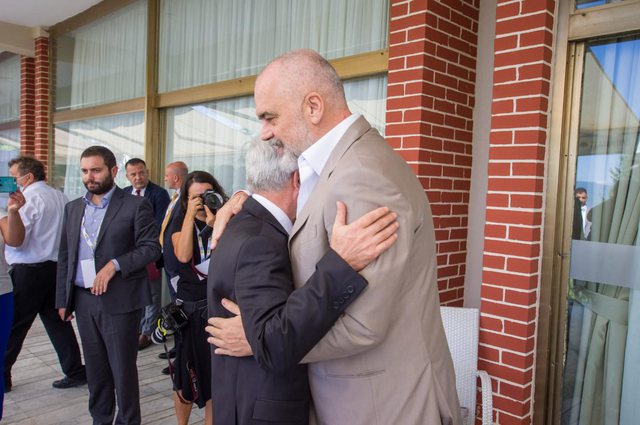 “Përqafim vëllazëror”/ Ali Ahmeti: I veçantë është Edi, kënaqësi të flasim shtruar për… “Përqafim vëllazëror”/ Ali Ahmeti: I veçantë është Edi, kënaqësi të flasim shtruar për…