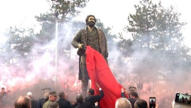 “Plisat” me peticion kërkojnë vendosjen e shtatores së Adem Jasharit në Prishtinë “Plisat” me peticion kërkojnë vendosjen e shtatores së Adem Jasharit në Prishtinë