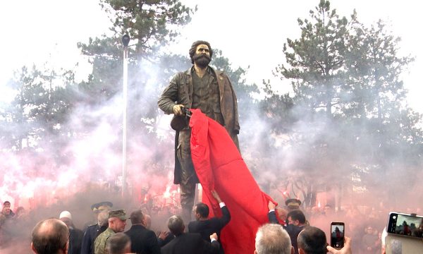“Plisat” me peticion kërkojnë vendosjen e shtatores së Adem Jasharit në Prishtinë