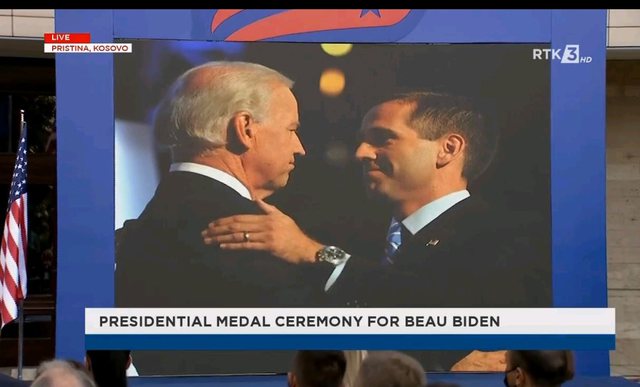 Nderimi i djalit të Joe Biden me medaljen presidenciale në Kosovë, jehonë në mediat ndërkombëtare Nderimi i djalit të Joe Biden me medaljen presidenciale në Kosovë, jehonë në mediat ndërkombëtare