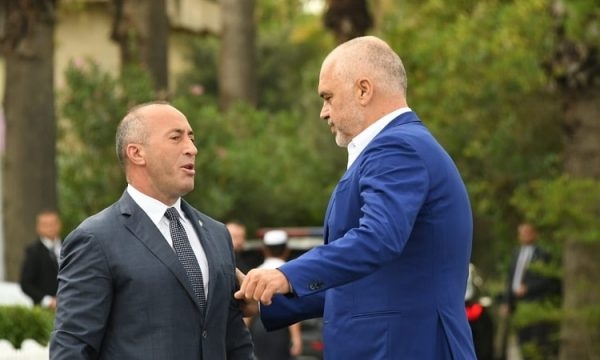 “Mu nuk më han luli për kta”, reagon ashpër Haradinaj: Në Paris mu desh të mbroja arat nga vllau im Edi Rama “Mu nuk më han luli për kta”, reagon ashpër Haradinaj: Në Paris mu desh të mbroja arat nga vllau im Edi Rama