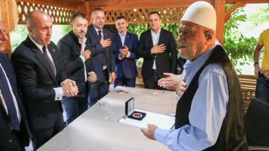 Haradinaj ‘hedh pas krahëve’ ndasitë politike, shkon në shtëpinë e prindërve të Thaçit: Besoj në pafajësinë e tij Haradinaj ‘hedh pas krahëve’ ndasitë politike, shkon në shtëpinë e prindërve të Thaçit: Besoj në pafajësinë e tij