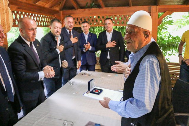 Haradinaj ‘hedh pas krahëve’ ndasitë politike, shkon në shtëpinë e prindërve të Thaçit: Besoj në pafajësinë e tij Haradinaj ‘hedh pas krahëve’ ndasitë politike, shkon në shtëpinë e prindërve të Thaçit: Besoj në pafajësinë e tij