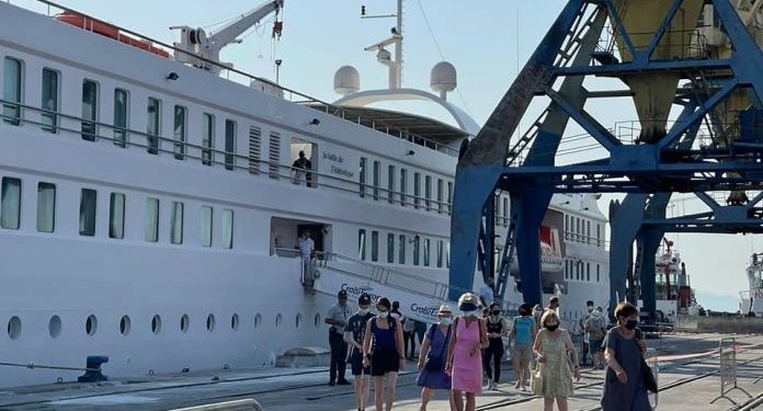 Rikthehen kroçerat në Durrës: “La Belle De L’Adriatique” sjell turistët e parë për 2021 Rikthehen kroçerat në Durrës: “La Belle De L’Adriatique” sjell turistët e parë për 2021
