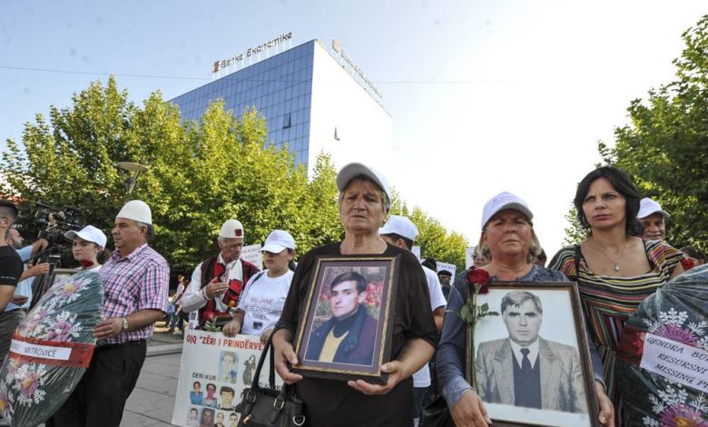 Familjarët e të zhdukurve ‘lusin’ Bashkinë e Korçës të anuloj performancën e Goran Bregoviqit