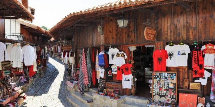 Identiteti shqiptar “prodhohet” në … Kinë