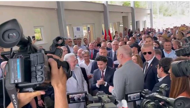 VIDEO/ Dritan Abazoviç shkrin akujt mes Ramës dhe Krivokapiç, por kryeministri shqiptar nuk ndalet me kërkesat e tij VIDEO/ Dritan Abazoviç shkrin akujt mes Ramës dhe Krivokapiç, por kryeministri shqiptar nuk ndalet me kërkesat e tij