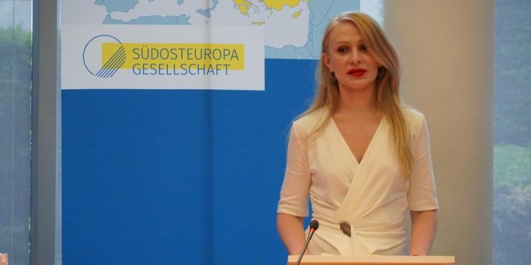 Una Hajdari: Gazetarët në Kosovë vënë patriotizmin mbi profesionalizmin Una Hajdari: Gazetarët në Kosovë vënë patriotizmin mbi profesionalizmin