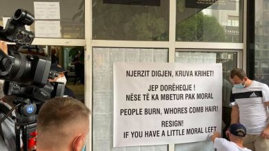 “Njerëzit digjen, k*rva krihet”, shpërthejnë protestat në Maqedoni, qindra qytetarë kërkojnë “kokat” e qeveritarëve të Zoran Zaev