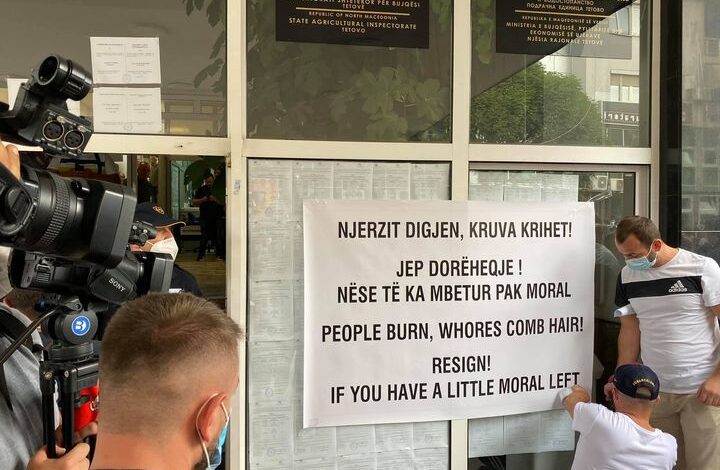 “Njerëzit digjen, k*rva krihet”, shpërthejnë protestat në Maqedoni, qindra qytetarë kërkojnë “kokat” e qeveritarëve të Zoran Zaev “Njerëzit digjen, k*rva krihet”, shpërthejnë protestat në Maqedoni, qindra qytetarë kërkojnë “kokat” e qeveritarëve të Zoran Zaev