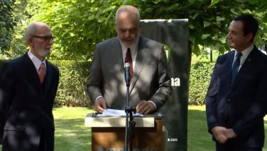 “Zotni burrë”/ Rama dekoron Rexhep Qosen në Prishtinë, mësimi që mori kryeministri nga akademiku “Zotni burrë”/ Rama dekoron Rexhep Qosen në Prishtinë, mësimi që mori kryeministri nga akademiku