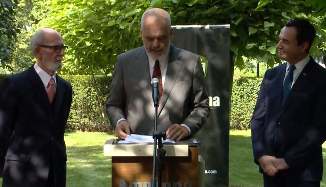 “Zotni burrë”/ Rama dekoron Rexhep Qosen në Prishtinë, mësimi që mori kryeministri nga akademiku “Zotni burrë”/ Rama dekoron Rexhep Qosen në Prishtinë, mësimi që mori kryeministri nga akademiku