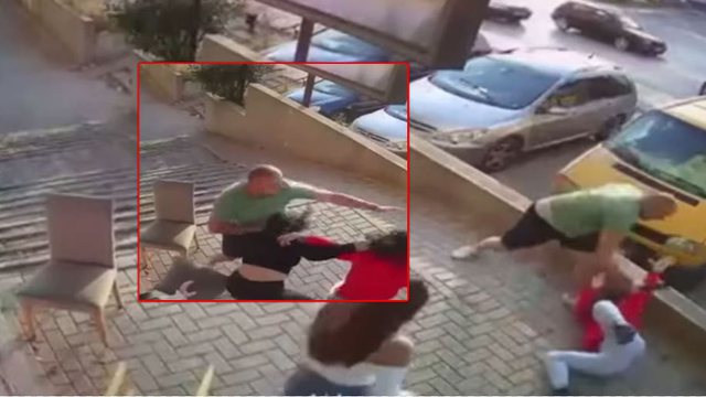 Pamje tronditëse/ Një burrë rreh brutalisht me shkop 3 vajza në Prishtinë (VIDEO)