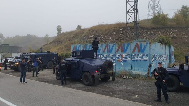 Kosova tërbon Serbinë, ndalon hyrjen e automjeteve me targa serbe, blindohet kufiri (VENDIMI) Kosova tërbon Serbinë, ndalon hyrjen e automjeteve me targa serbe, blindohet kufiri (VENDIMI)