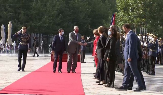VIDEO/ Rama e përshëndeti me grusht, ndërsa zyrtarëve kosovarë iu dha dorën. Shihni ç’bën Albin Kurti VIDEO/ Rama e përshëndeti me grusht, ndërsa zyrtarëve kosovarë iu dha dorën. Shihni ç’bën Albin Kurti