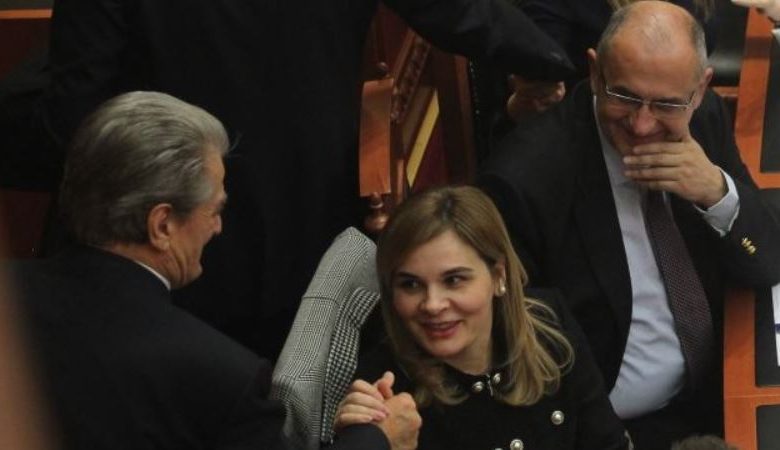 Erdhi dita, që Saliu dhe Monika të kërkojnë hetimin e Amerikës! Erdhi dita, që Saliu dhe Monika të kërkojnë hetimin e Amerikës!