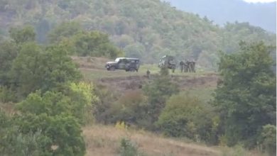 Pamje se si xhandarmëria serbe vrojton Policinë e Kosovës në Jarinjë