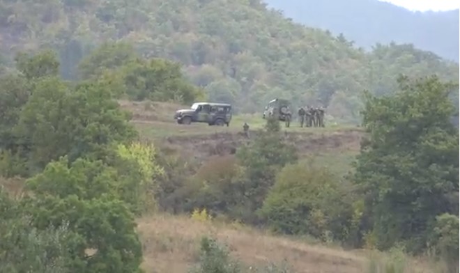Pamje se si xhandarmëria serbe vrojton Policinë e Kosovës në Jarinjë Pamje se si xhandarmëria serbe vrojton Policinë e Kosovës në Jarinjë