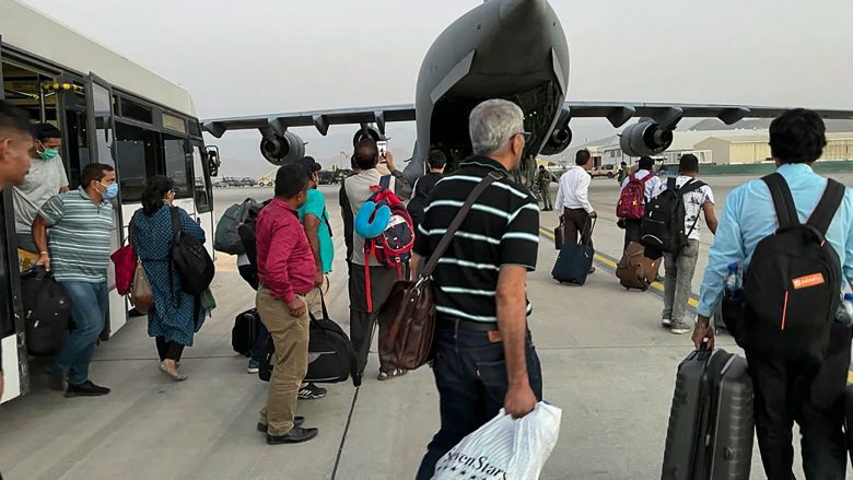 WSJ: Disa afganëve të strehuar në Kosovë mund t’iu ndalohet hyrja në SHBA WSJ: Disa afganëve të strehuar në Kosovë mund t’iu ndalohet hyrja në SHBA