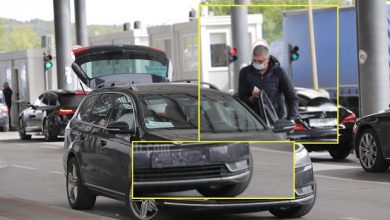 Ish-ministri i Bujqësisë serbe ndërron targat e veturës në pikë-kalimin kufitar Merdarë Ish-ministri i Bujqësisë serbe ndërron targat e veturës në pikë-kalimin kufitar Merdarë