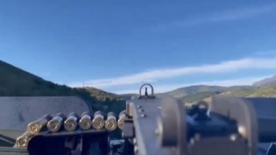 Rriten tensionet/ Autoblindi i Policisë kosovare vë në shënjestër helikopterët serbë (VIDEO) Rriten tensionet/ Autoblindi i Policisë kosovare vë në shënjestër helikopterët serbë (VIDEO)