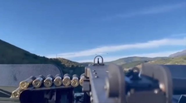 Rriten tensionet/ Autoblindi i Policisë kosovare vë në shënjestër helikopterët serbë (VIDEO) Rriten tensionet/ Autoblindi i Policisë kosovare vë në shënjestër helikopterët serbë (VIDEO)
