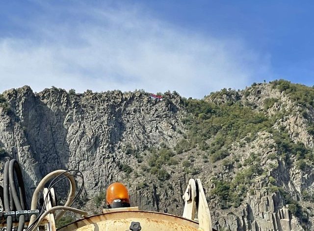 (VIDEO) Provokimet nuk ndalen/ Vendosen edhe më shumë flamuj të Serbisë në kodrat në Jarinjë (VIDEO) Provokimet nuk ndalen/ Vendosen edhe më shumë flamuj të Serbisë në kodrat në Jarinjë