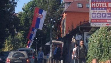 Çfarë po ndodh? Serbët mblidhen në veri të stacionit të Policisë së Kosovës Çfarë po ndodh? Serbët mblidhen në veri të stacionit të Policisë së Kosovës