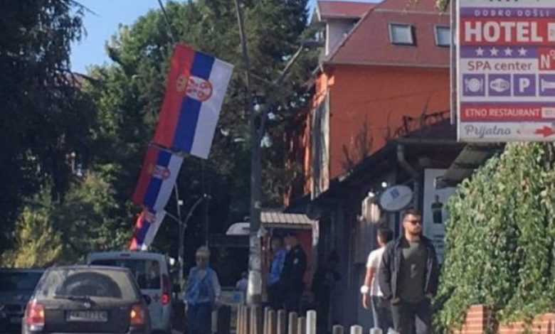 Çfarë po ndodh? Serbët mblidhen në veri të stacionit të Policisë së Kosovës Çfarë po ndodh? Serbët mblidhen në veri të stacionit të Policisë së Kosovës