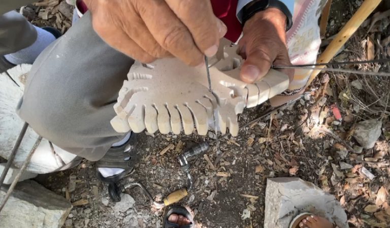 Mjeshtri i gurëve që këndojnë/ 85 vjeçari nga Vlora që gdhend gurin dhe bën vegla muzikore