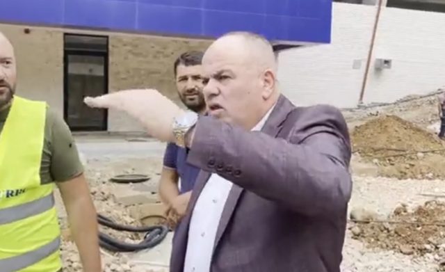 “Mos më rrini kot, punoni deri në 10 të natës”! Safet Gjici ultimatum për stadiumin: Me 15 më vjen Duka këtu