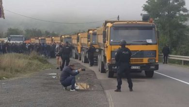 VIDEO/ Serbët bllokojnë rrugën në Jarinje, Policia e Kosovës i fton të largohen VIDEO/ Serbët bllokojnë rrugën në Jarinje, Policia e Kosovës i fton të largohen