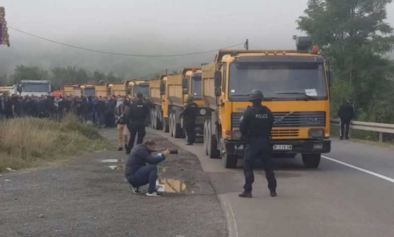 VIDEO/ Serbët bllokojnë rrugën në Jarinje, Policia e Kosovës i fton të largohen VIDEO/ Serbët bllokojnë rrugën në Jarinje, Policia e Kosovës i fton të largohen