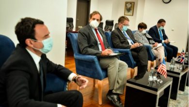 Pesë ambasadorë i shkojnë në zyrë Kurtit për targat, Kryeministri nuk tërhiqet Pesë ambasadorë i shkojnë në zyrë Kurtit për targat, Kryeministri nuk tërhiqet