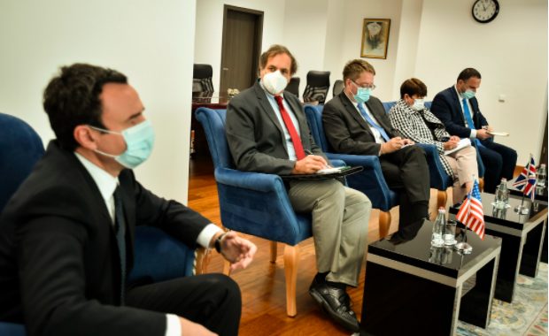 Pesë ambasadorë i shkojnë në zyrë Kurtit për targat, Kryeministri nuk tërhiqet Pesë ambasadorë i shkojnë në zyrë Kurtit për targat, Kryeministri nuk tërhiqet