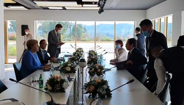 VIDEO/ Kurti takon Merkel në Tiranë: Diskutojmë për marrëdhëniet bilaterale dhe bashkëpunimin rajonal VIDEO/ Kurti takon Merkel në Tiranë: Diskutojmë për marrëdhëniet bilaterale dhe bashkëpunimin rajonal