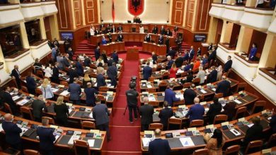 Fabrikat e qumështit dhe karburantet gjunjëzojnë Qeverinë Fabrikat e qumështit dhe karburantet gjunjëzojnë Qeverinë