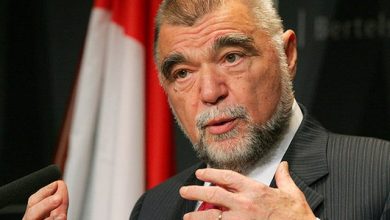 ‘Beogradi duhet ta kuptojë se s’mund ta pushtojë Kosovën me ushtrinë e saj”/ Ish-presidenti kroat: Serbia nuk e ka ulur kokën edhe pse… ‘Beogradi duhet ta kuptojë se s’mund ta pushtojë Kosovën me ushtrinë e saj”/ Ish-presidenti kroat: Serbia nuk e ka ulur kokën edhe pse…
