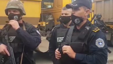 VIDEO/ Polici i Kosovës i drejtohet shqip serbëve që kanë bllokuar doganën: Protestën nuk ua ndalojmë, por rrugën duhet ta lironi VIDEO/ Polici i Kosovës i drejtohet shqip serbëve që kanë bllokuar doganën: Protestën nuk ua ndalojmë, por rrugën duhet ta lironi