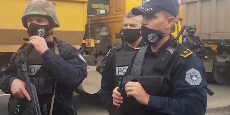 VIDEO/ Polici i Kosovës i drejtohet shqip serbëve që kanë bllokuar doganën: Protestën nuk ua ndalojmë, por rrugën duhet ta lironi VIDEO/ Polici i Kosovës i drejtohet shqip serbëve që kanë bllokuar doganën: Protestën nuk ua ndalojmë, por rrugën duhet ta lironi
