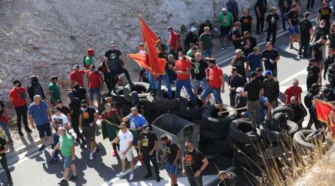 VIDEO: Këtu nuk është Serbi, protesta të ashpra në Mal të Zi kundër fronëzimit të mitropolitit serb