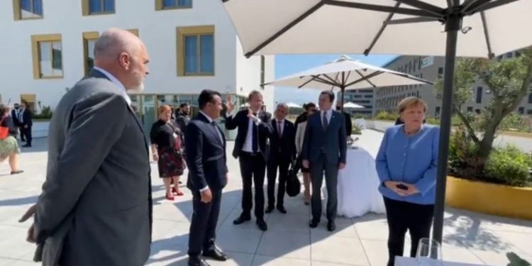 Rama thumbon Albin Kurtin në konferencën me Merkel: Bën teori konspiracioni për “Open Balkan”, e pabesueshme që refuzon Rama thumbon Albin Kurtin në konferencën me Merkel: Bën teori konspiracioni për “Open Balkan”, e pabesueshme që refuzon